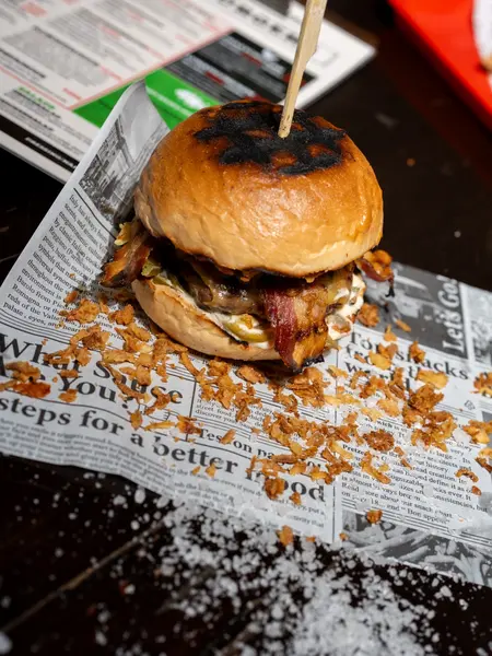 Burgeri i pomfrit na stolu uz jelovnik