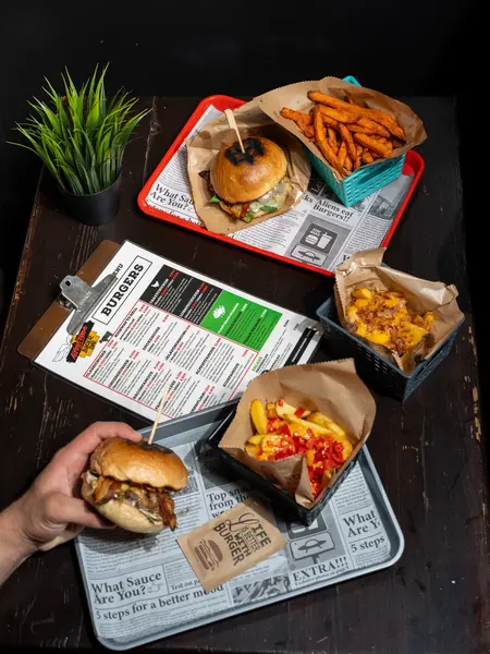 Burger sa spaljenom oznakom rešetke na pecivu