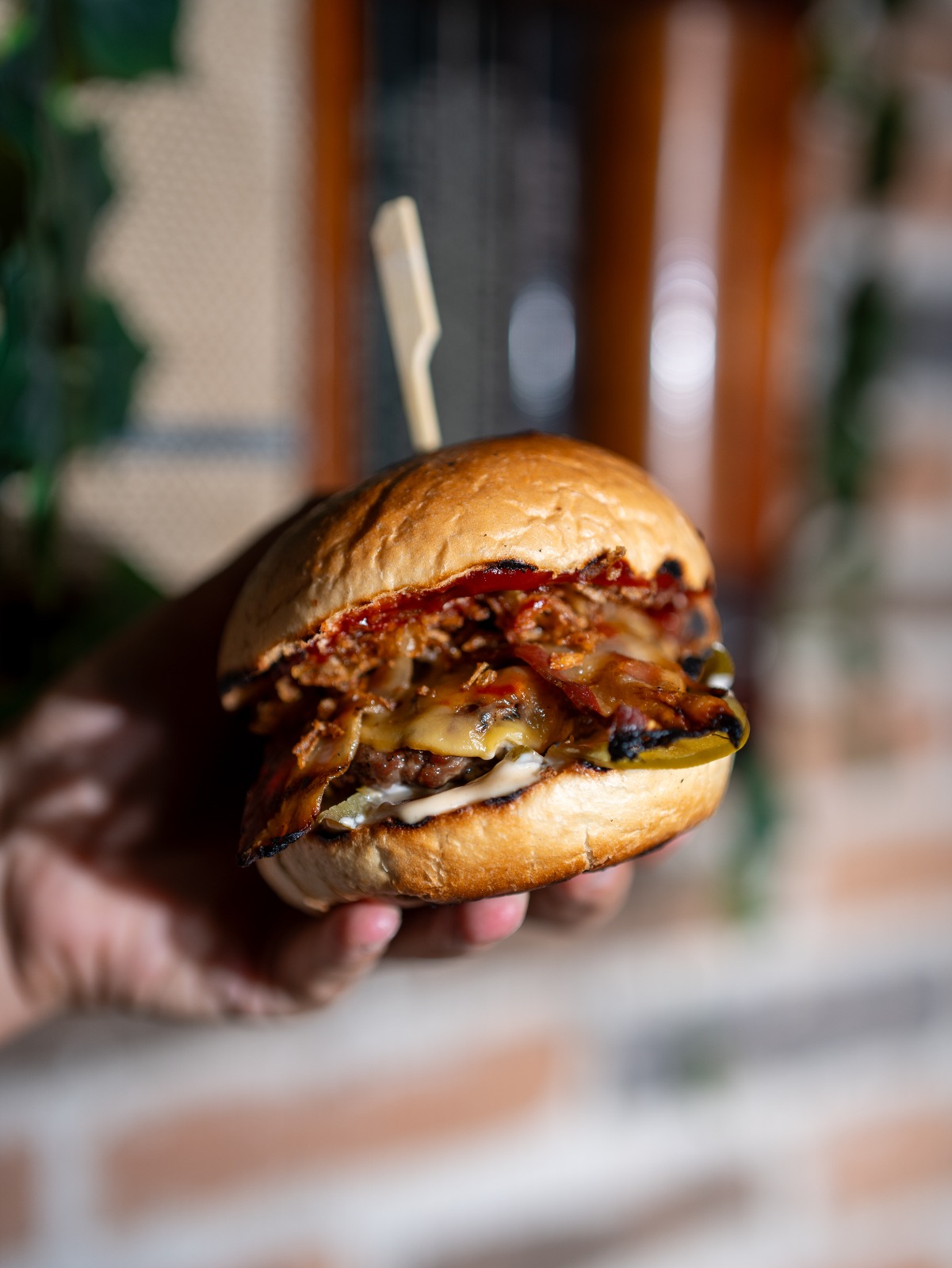 Famous Pavijan burger sa slaninom na crnom pladnju