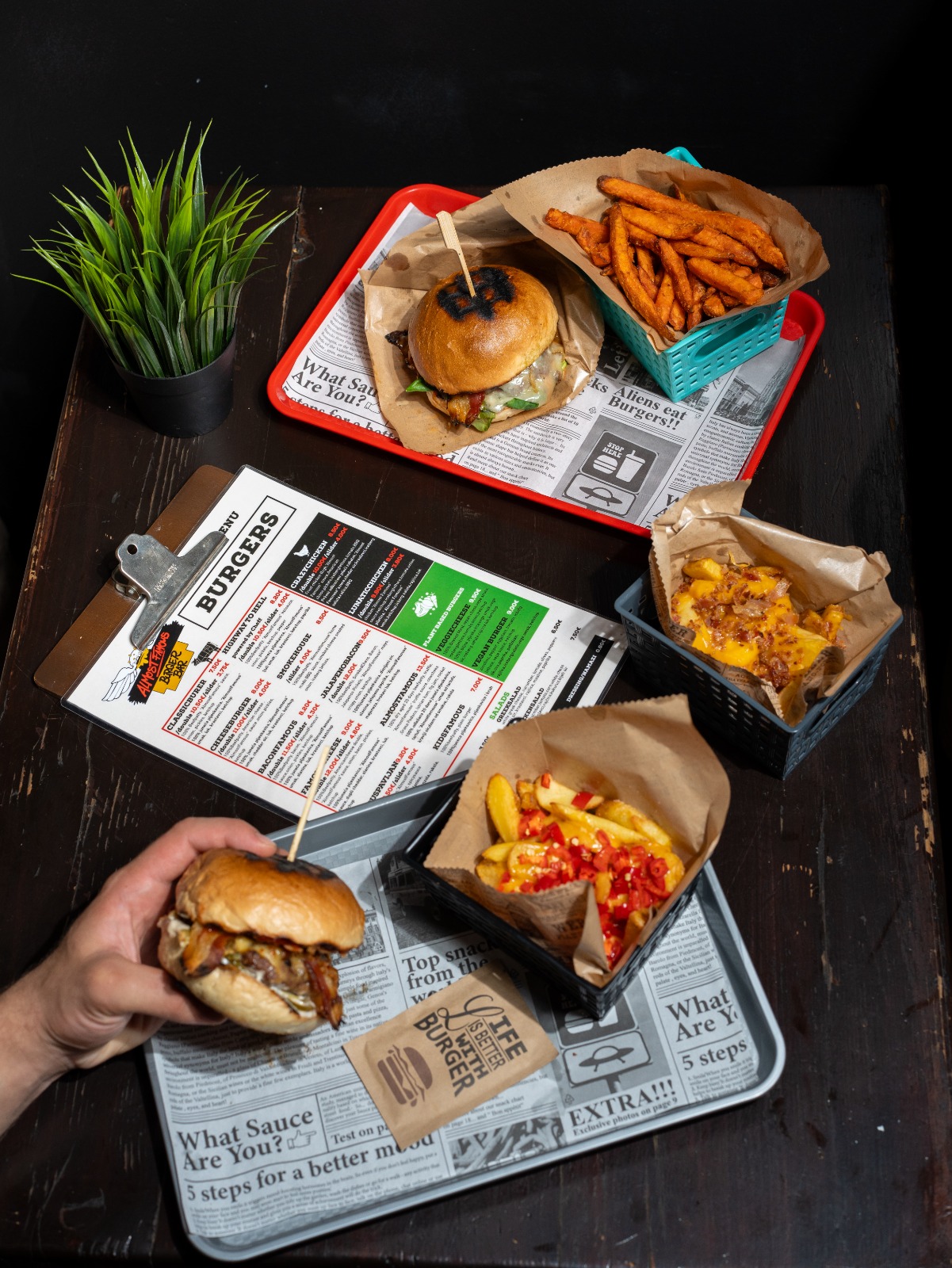 Almost Famous burger sa spaljenom oznakom rešetke na pecivu